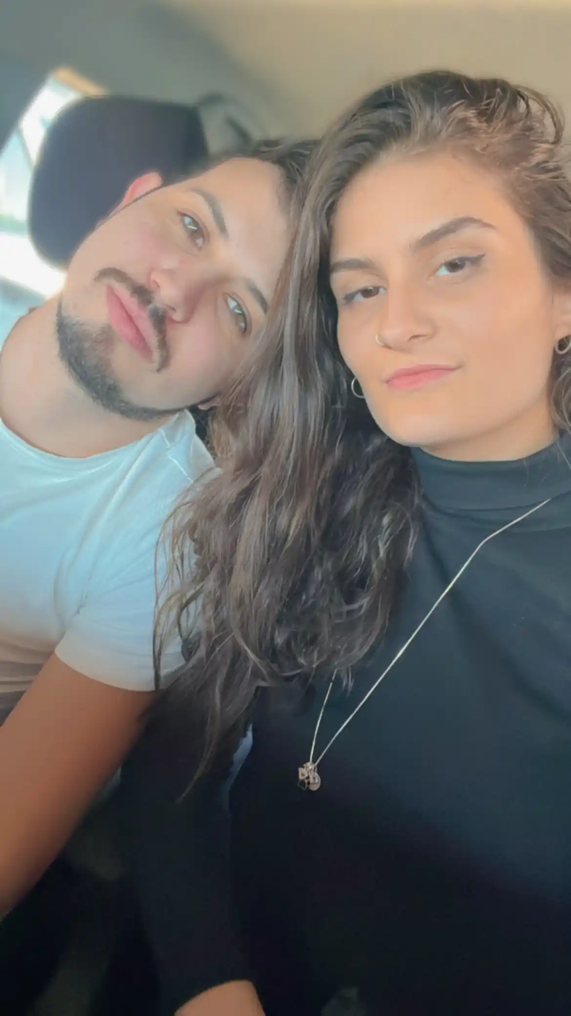 Letícia e Tsunoda em paisagem montanhosa