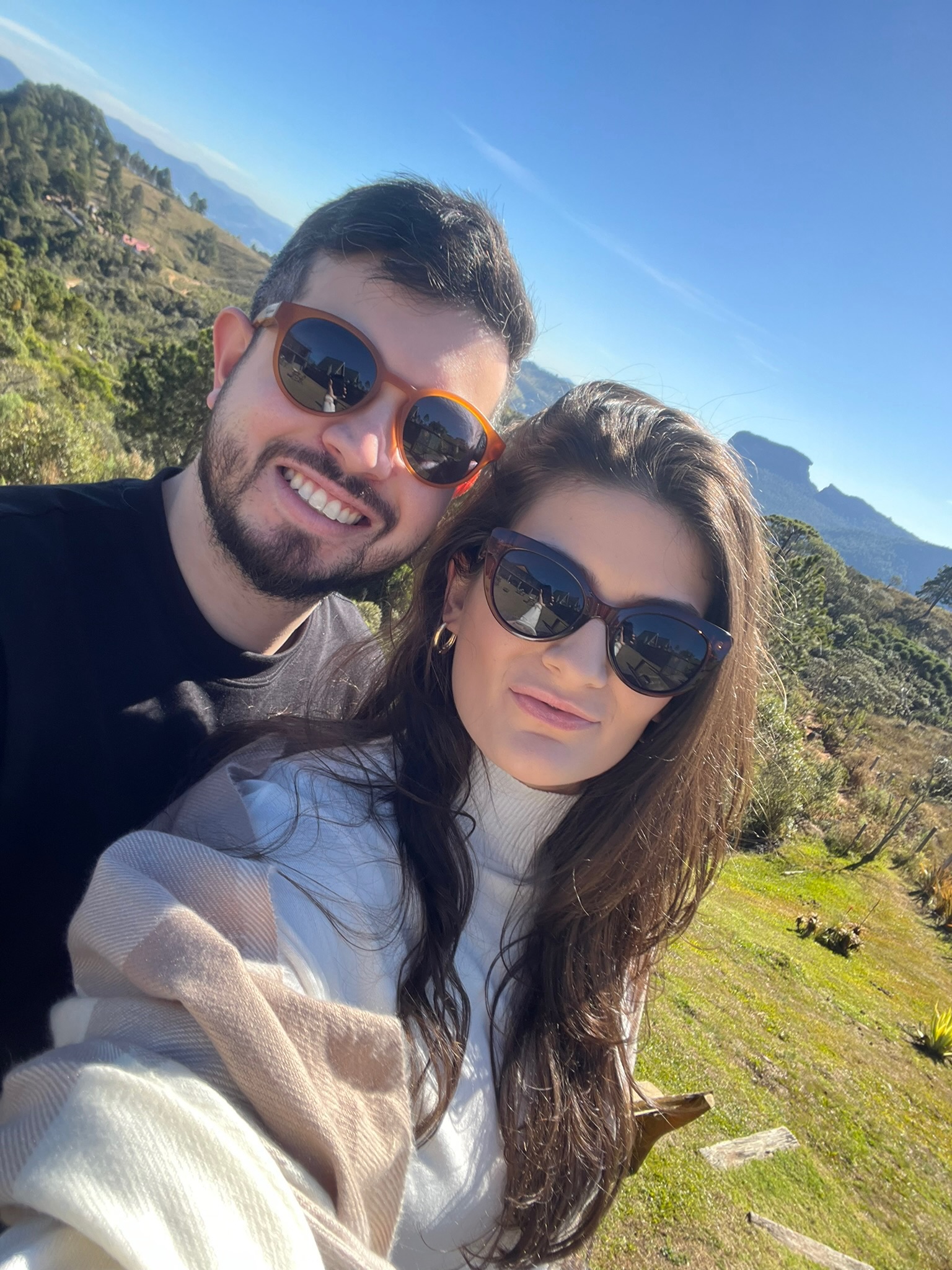 Letícia e Tsunoda selfie na montanha