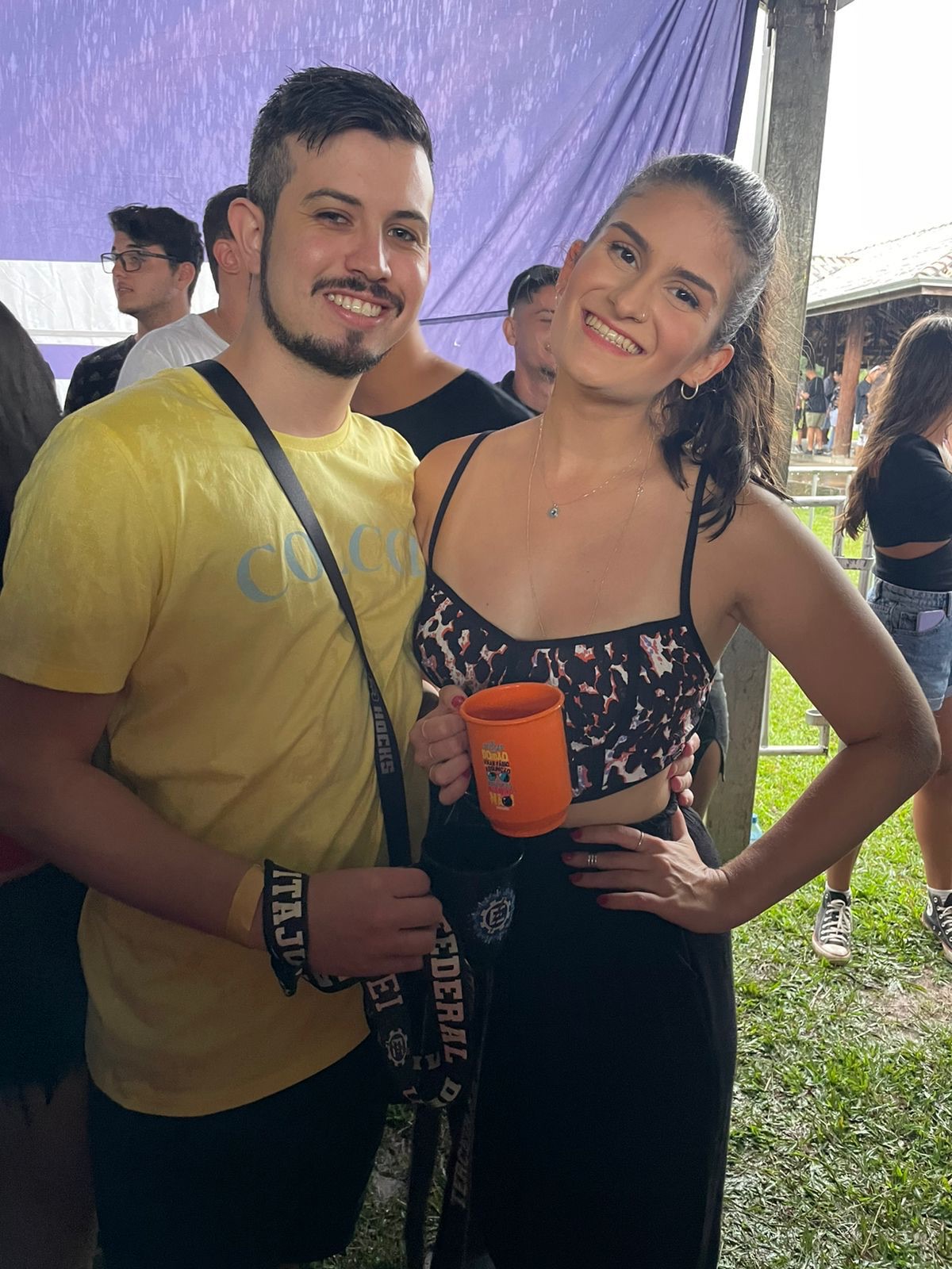 Letícia e Tsunoda sorrindo em evento